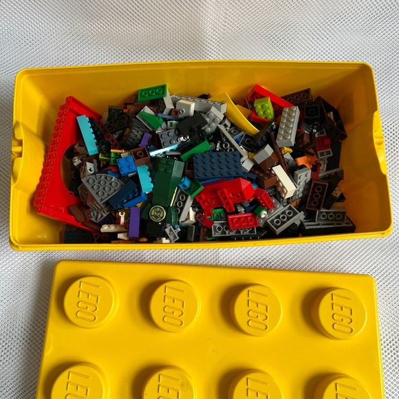1 kilo of Assorted Lego Pieces in Bright Yellow Lego Box - Picture 2 of 7
